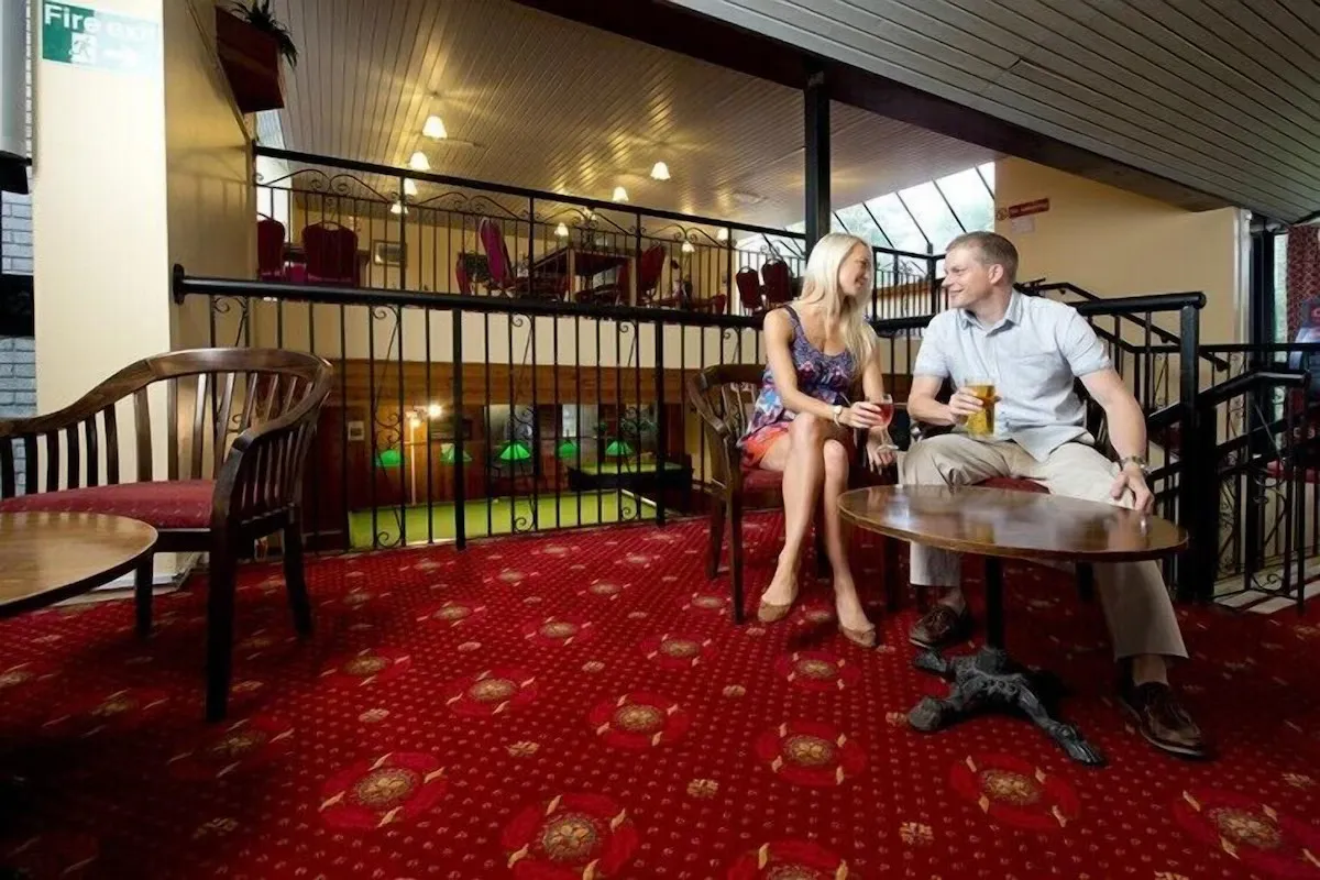Bar and restaurant at Tolroy Manor