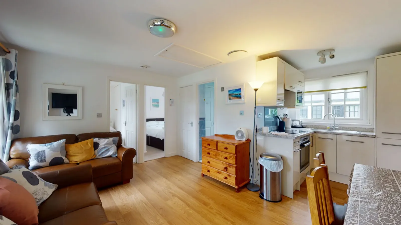 Rosevine Lodge - Lounge and Kitchen